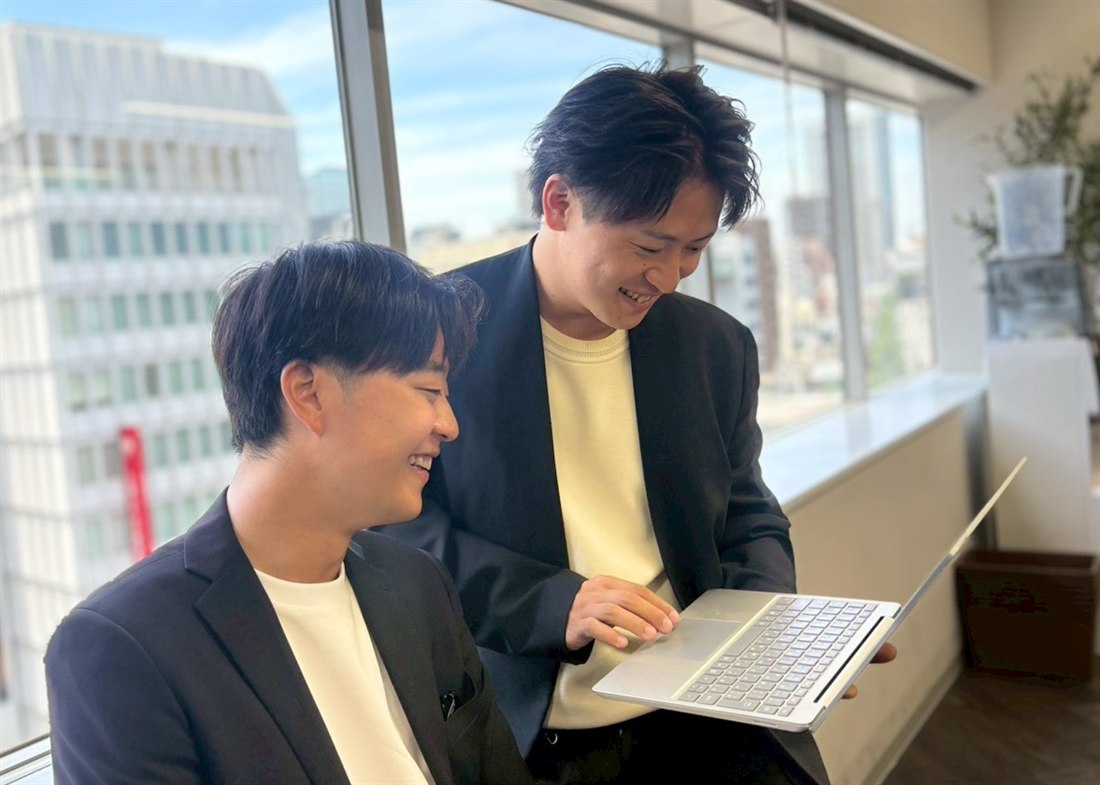 BE INTERNのアドバイザーが学生のPC画面を見ながら相談に対応している様子
