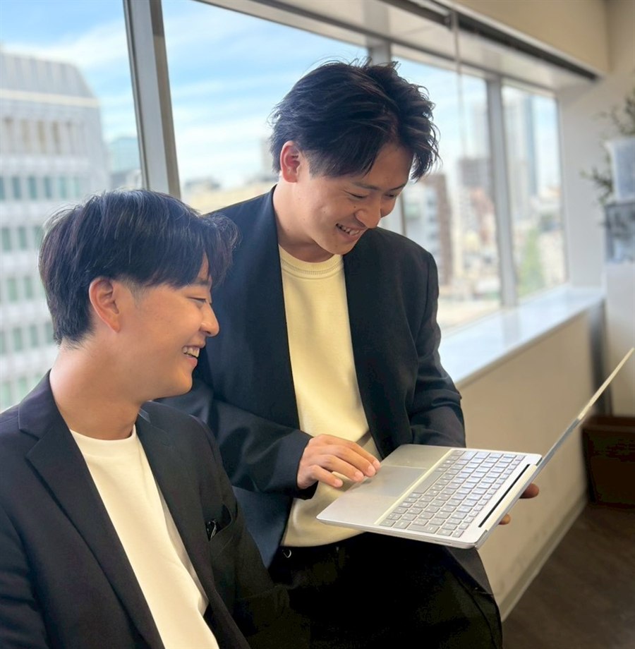 BE INTERNのアドバイザーが学生と向き合って相談に対応している様子